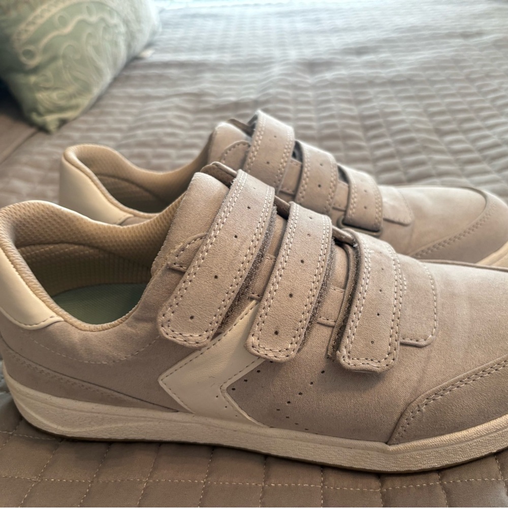 Women’s Dr Scholl’s shoes- Gently Used size 9